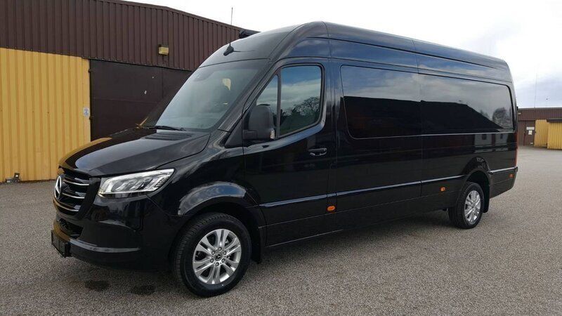 Svart (obsidian svartmetallic) Begagnad 2023 Mercedes Sprinter Van | 1 495 000 kr - Bild 1/4