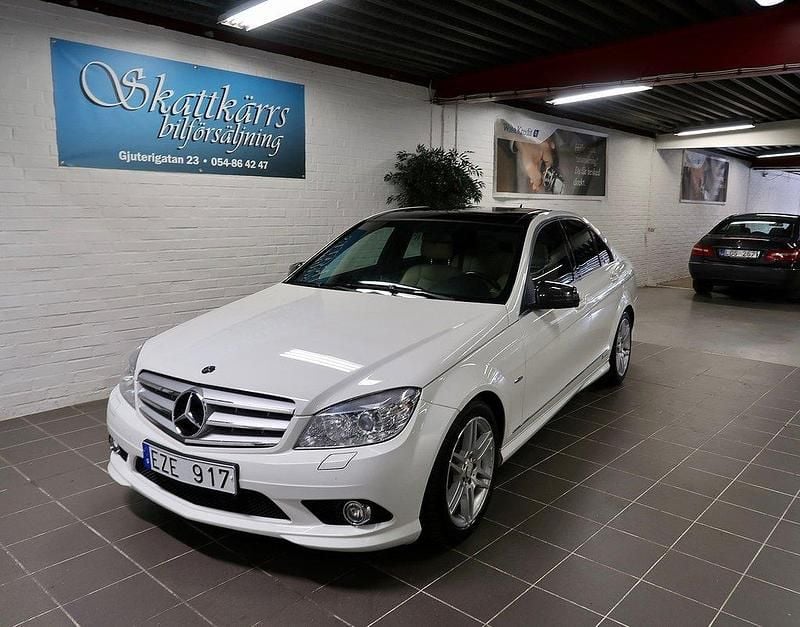 Vit Begagnad 2010 Mercedes C220 AMG Sedan | 139 000 kr (Marknadspris) - Bild 1/4