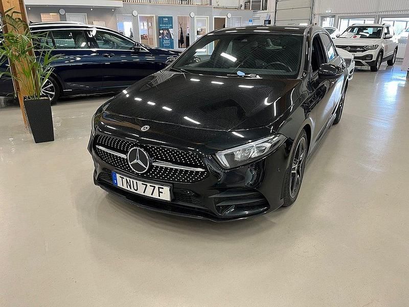 Svart Begagnad 2021 Mercedes A200 AMG Halvkombi | 279 000 kr (Lite dyr) - Bild 1/4