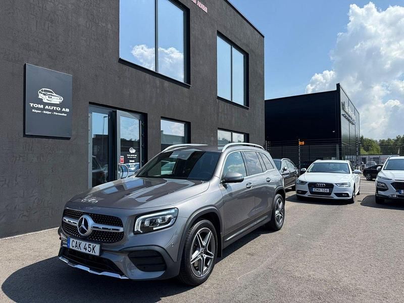 Mörkgrå Begagnad 2020 Mercedes GLB200 AMG SUV | 379 900 kr (Marknadspris) - Bild 1/4