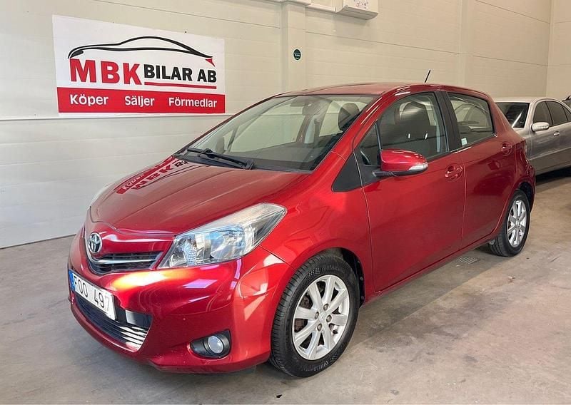 Röd Begagnad 2013 Toyota Yaris Active Halvkombi | 53 900 kr (Marknadspris) - Bild 1/4