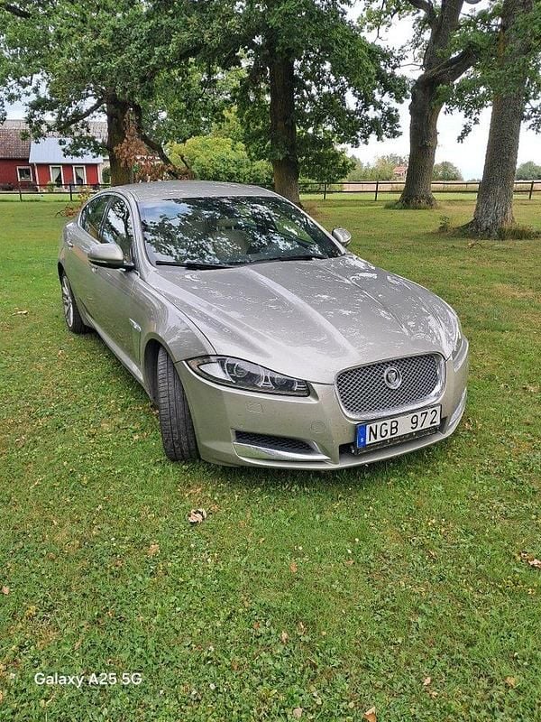 Grå Begagnad 2013 Jaguar XF Sedan | 145 000 kr (Lite dyr) - Bild 1/4