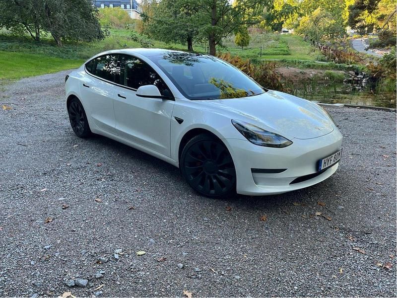 Vit Begagnad 2021 Tesla Model 3 Performance Sedan | 299 999 kr (Marknadspris) - Bild 1/4