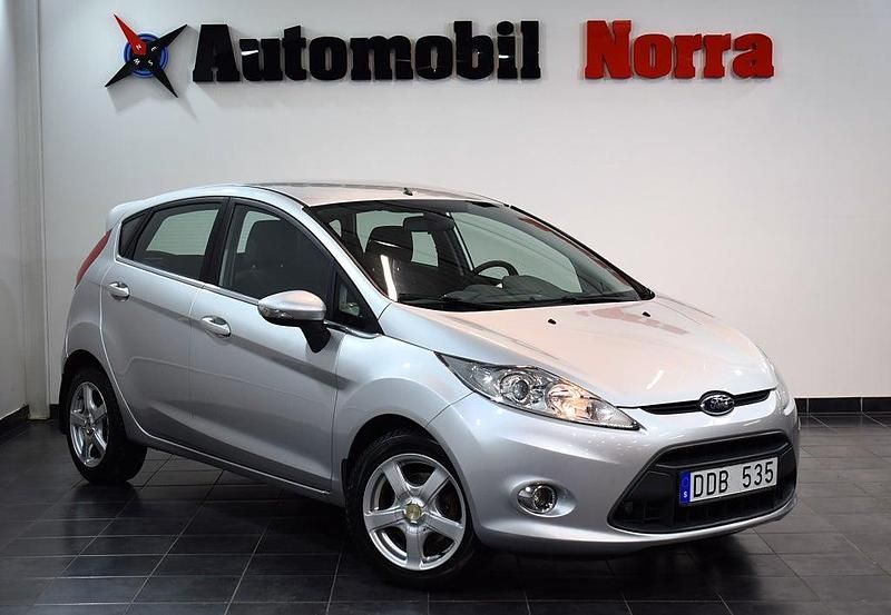 Silver metallic Begagnad 2010 Ford Fiesta Titanium Halvkombi | 54 900 kr (Marknadspris) - Bild 1/2