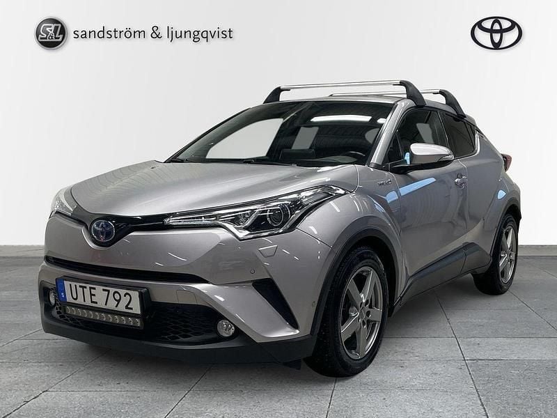 Mörkgrå (grå) Begagnad 2017 Toyota C-HR+ Executive SUV | 214 000 kr - Bild 1/3