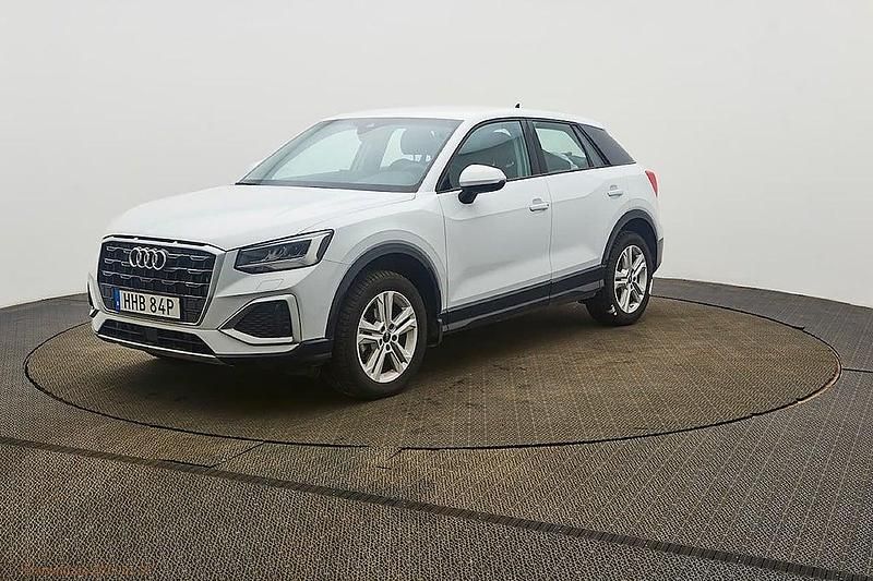 Vit Begagnad 2023 Audi Q2 Proline SUV | 254 900 kr (Marknadspris) - Bild 1/4