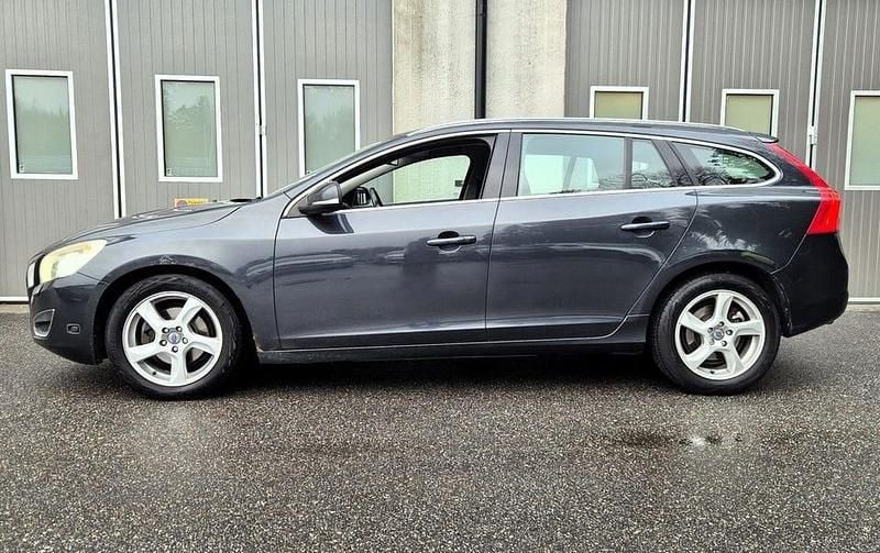 Begagnad Volvo V60 Summum 116 HK (85 kW) 2011 Grå Kombi