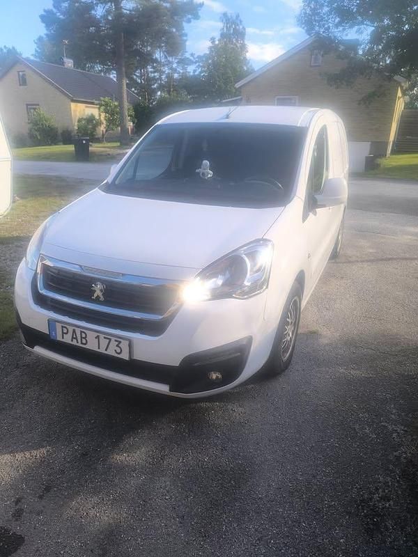Vit Begagnad 2015 Peugeot Partner Minibuss | 68 000 kr (Marknadspris) - Bild 1/3