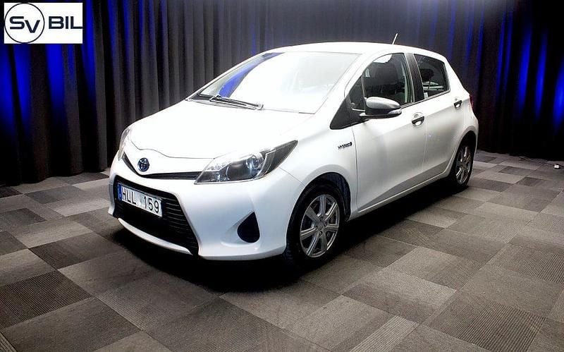 Vit Begagnad 2012 Toyota Yaris Hybrid Life Halvkombi | 93 000 kr (Marknadspris) - Bild 1/4