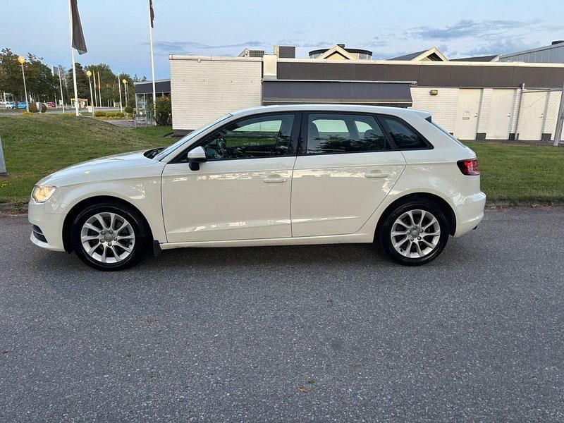 Vit Begagnad 2013 Audi A3 Sportback Attraction Halvkombi | 139 000 kr (Dyr) - Bild 1/4
