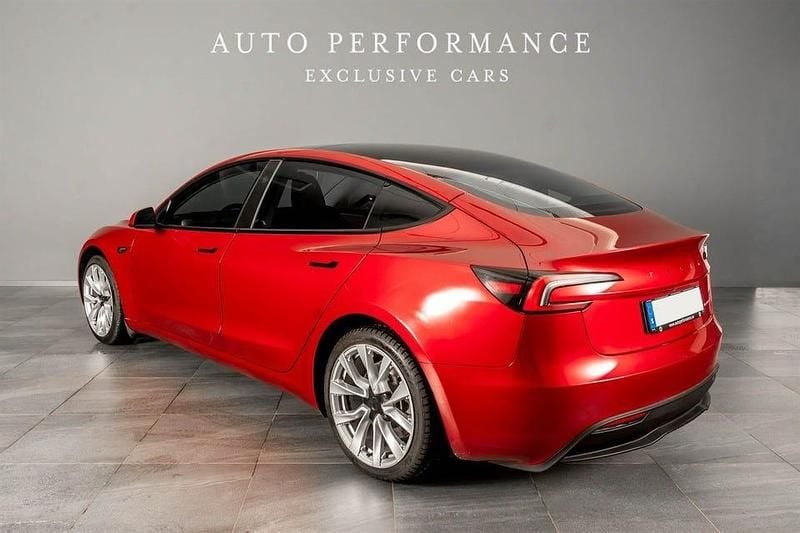 Begagnad Tesla Model 3 Long Range AWD 366 kW (498 HK) 2024 Röd Sedan