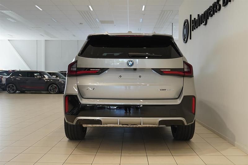 Grå/silver Ny 2025 BMW X1 Efficient Dynamics SUV | 690 400 kr - Bild 1/1
