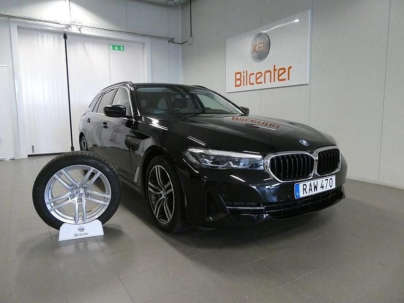 Svart Begagnad 2021 BMW 530e Kombi | 369 900 kr (Superpris) - Bild 1/4