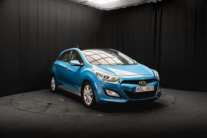 Begagnad Hyundai i30 Premium 110 HK (80 kW) 2012 Ljusblå Halvkombi