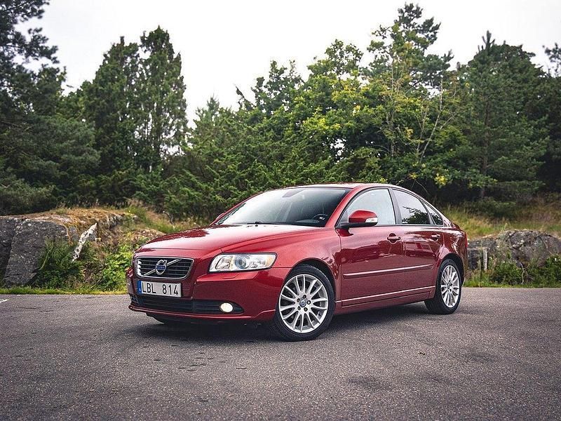 Röd Begagnad 2010 Volvo S40 Summum Sedan | 69 900 kr (Lite dyr) - Bild 1/4