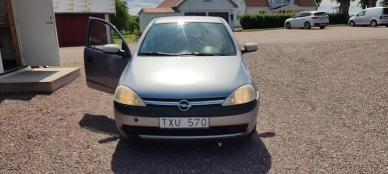 Grå Begagnad 2003 Opel Corsa Halvkombi | 16 499 kr (Marknadspris) - Bild 1/3