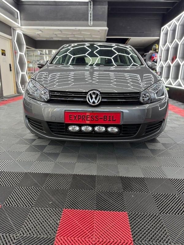 Grå Begagnad 2010 VW Golf VI Halvkombi | 97 900 kr (Lite dyr) - Bild 1/4