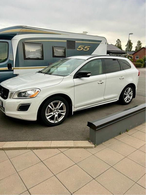 Vit Begagnad 2012 Volvo XC60 R-Design SUV | 79 000 kr (Marknadspris) - Bild 1/4