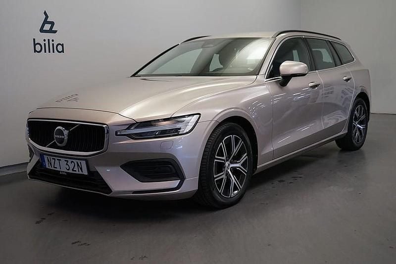 Ljusgrå Begagnad 2023 Volvo V60 Core Kombi | 319 500 kr (Bra pris) - Bild 1/3