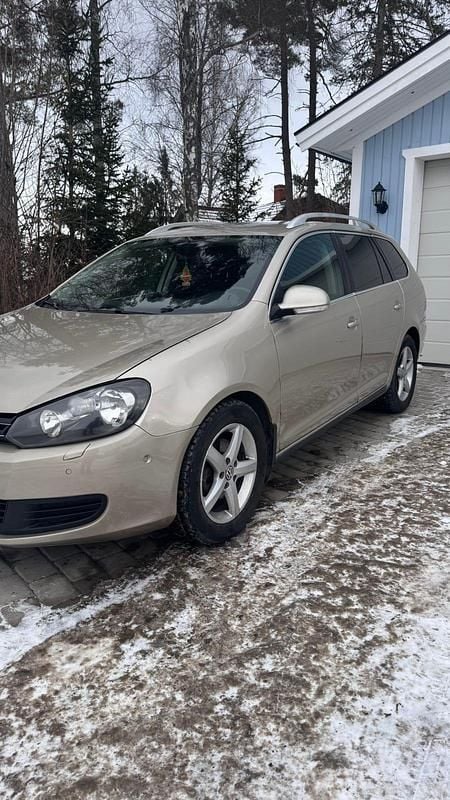 Begagnad VW Golf VII Comfortline 105 HK (77 kW) 2013 Golden brown Kombi