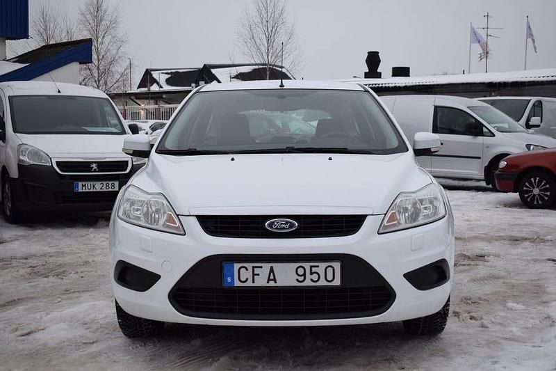 Begagnad Ford Focus Trend 101 HK (74 kW) 2010 Vit Kombi