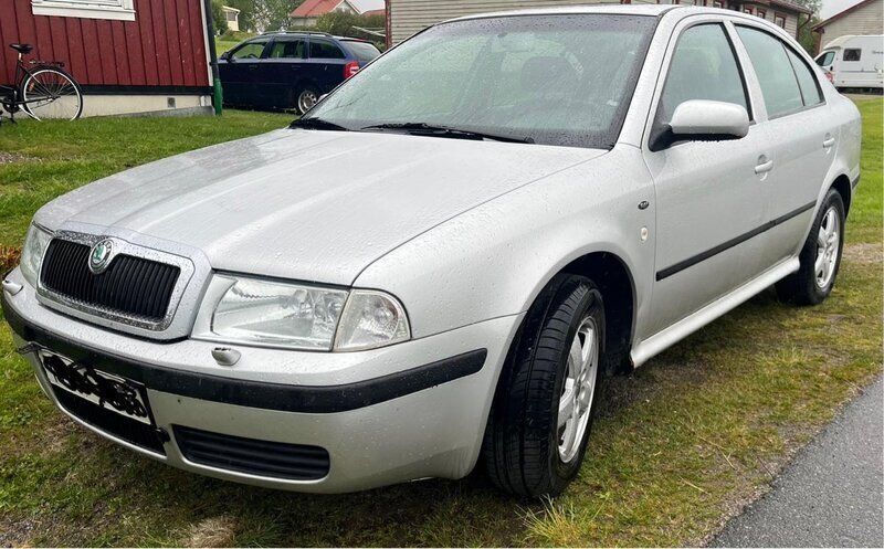 Silver Begagnad 2003 Skoda Octavia Tour Halvkombi | 16 000 kr (Marknadspris) - Bild 1/4