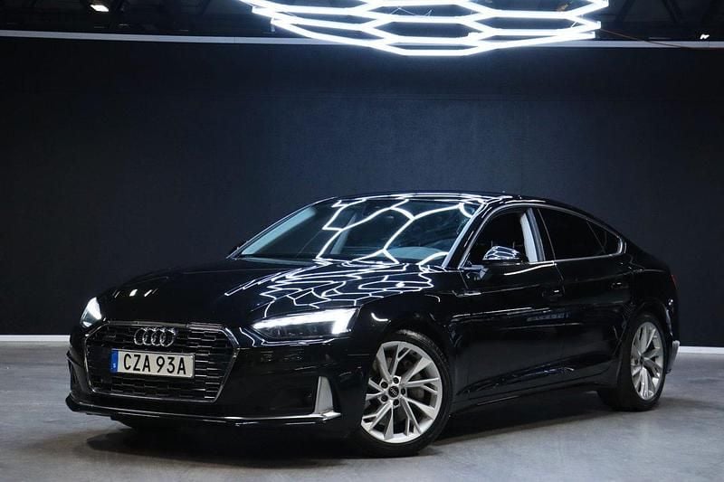 Svart Begagnad 2023 Audi A5 Proline Sportkupé | 349 900 kr (Marknadspris) - Bild 1/4
