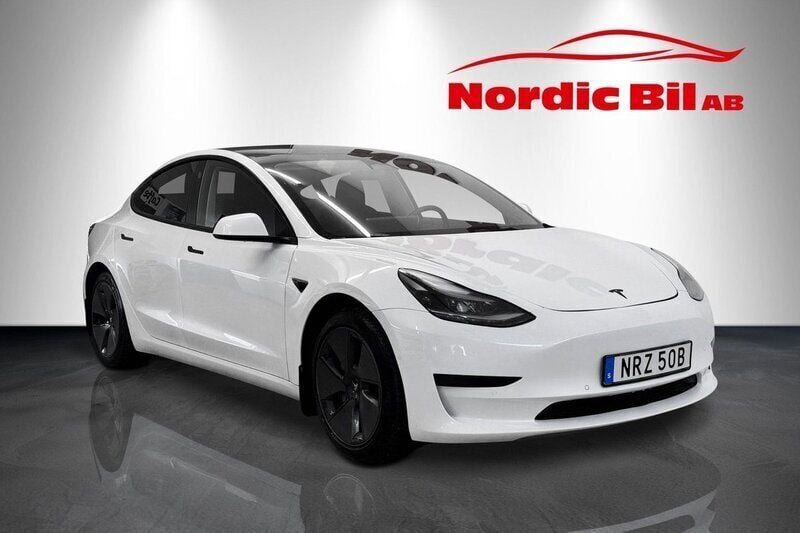 Vit Begagnad 2021 Tesla Model 3 Standard Range Plus Sedan | 249 900 kr (Superpris) - Bild 1/4