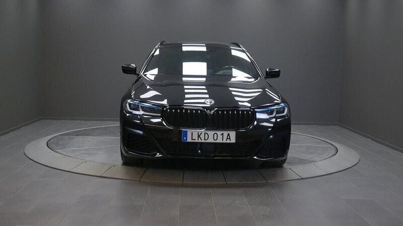 Svart (safirsvart metallic ) Begagnad 2022 BMW 540 M Sport Kombi | 629 000 kr - Bild 1/4