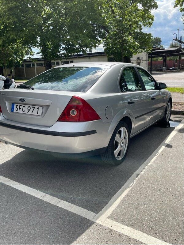 Grå Begagnad 2001 Ford Mondeo Halvkombi | 17 900 kr (Lite dyr) - Bild 1/4