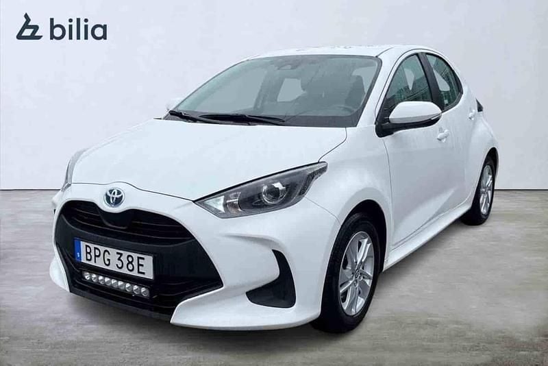 Vit Begagnad 2023 Toyota Yaris Hybrid Halvkombi | 219 900 kr (Marknadspris) - Bild 1/1