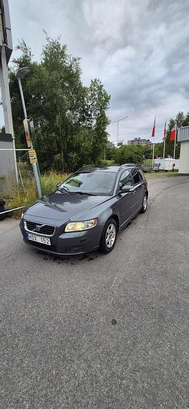 Grå Begagnad 2009 Volvo V50 Momentum Kombi | 30 000 kr (Bra pris) - Bild 1/4
