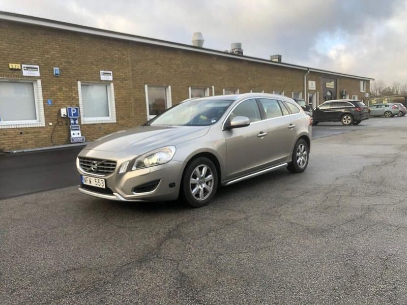 Brun Begagnad 2013 Volvo V60 Summum Kombi | 85 000 kr (Bra pris) - Bild 1/4