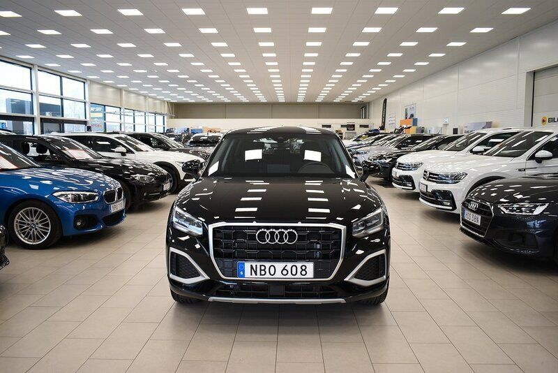 Svart (svartmetallic) Begagnad 2024 Audi Q2 Advanced SUV | 309 900 kr (Marknadspris) - Bild 1/4