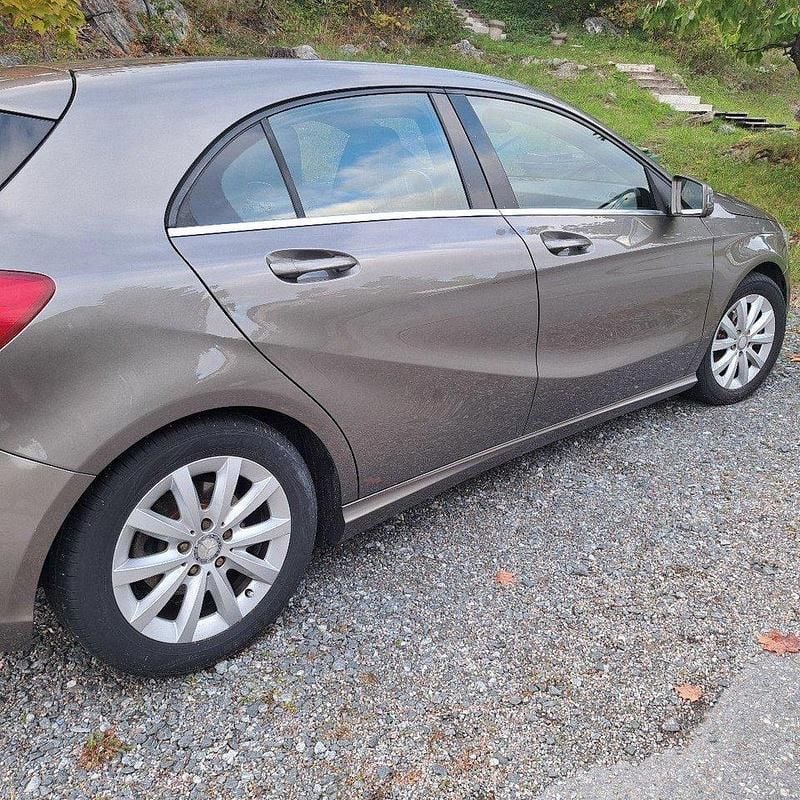 Grå Begagnad 2013 Mercedes A180 Style Halvkombi | 107 900 kr (Marknadspris) - Bild 1/4