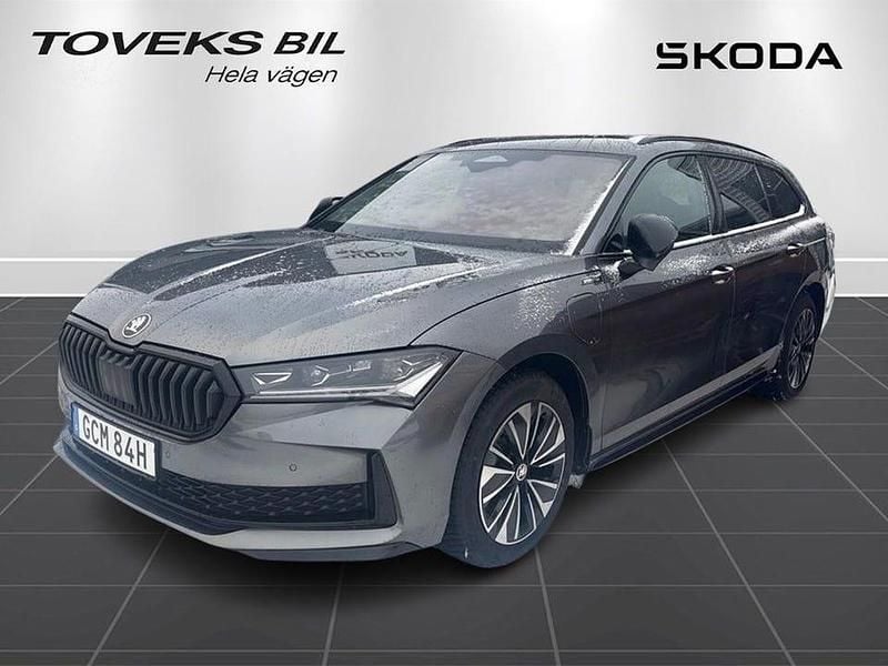 Graphite grey metallic Begagnad 2025 Skoda Superb SportLine | 459 000 kr (Dyr) - Bild 1/4