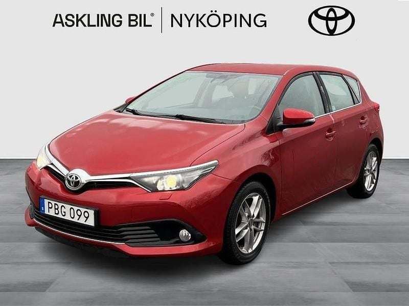 Rödmetallic Begagnad 2016 Toyota Auris Active Halvkombi | 143 000 kr (Marknadspris) - Bild 1/3