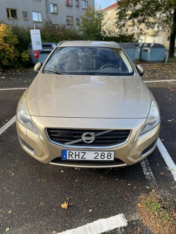 Brun Begagnad 2012 Volvo V60 Momentum Kombi | 54 995 kr (Bra pris) - Bild 1/4
