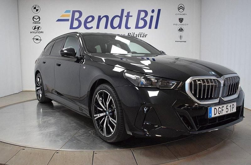 Grå Begagnad 2025 BMW 530e M Sport Kombi | 689 500 kr (Marknadspris) - Bild 1/4