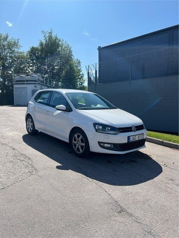 Vit Begagnad 2012 VW Polo Halvkombi | 60 000 kr (Marknadspris) - Bild 1/4