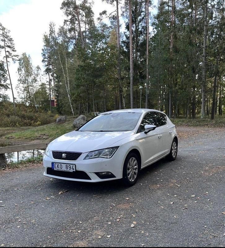 Vit Begagnad 2013 Seat Leon Style Halvkombi | 57 900 kr (Bra pris) - Bild 1/4