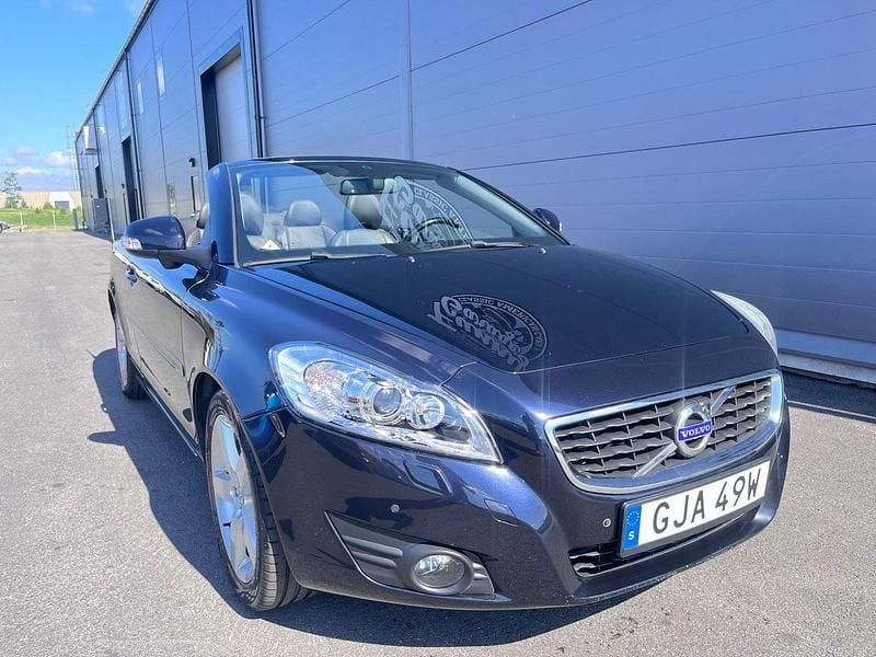 Mörkblå (magic blue pearl metallic) Begagnad 2011 Volvo C70 Cab | 145 000 kr (Dyr) - Bild 1/4