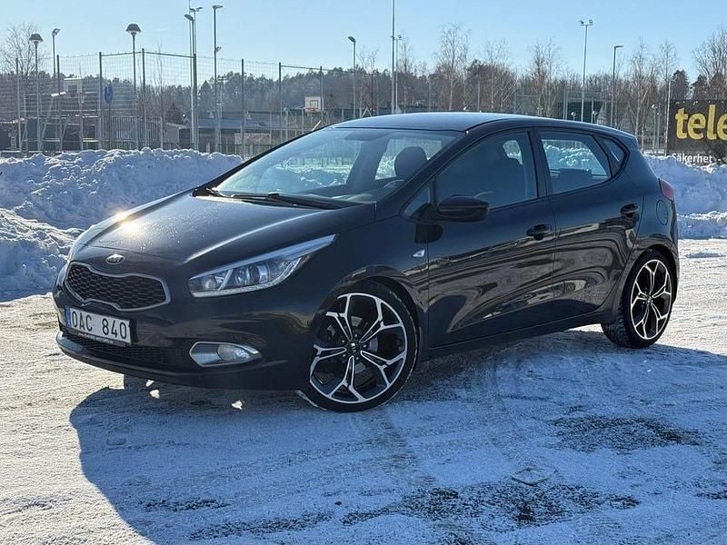 Begagnad Kia Ceed 99 HK (72 kW) 2014 Deep black Halvkombi