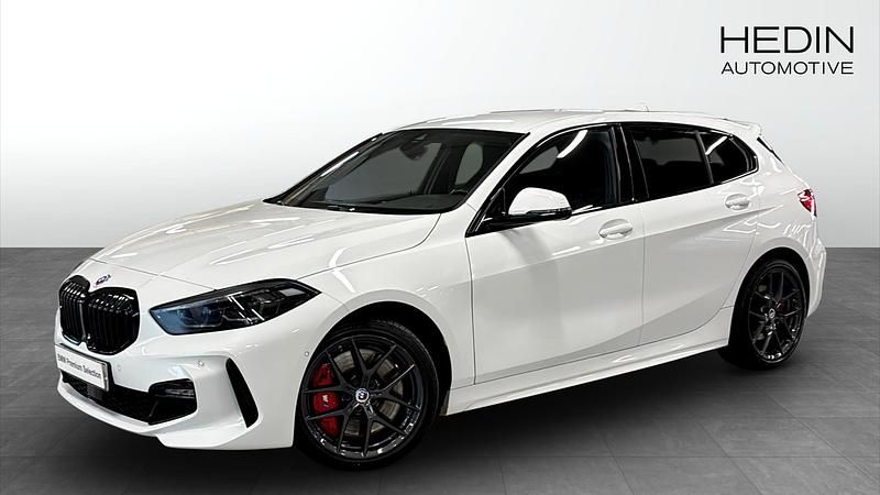 Vit (white) Begagnad 2022 BMW 118 M Sport Halvkombi | 298 700 kr (Dyr) - Bild 1/4