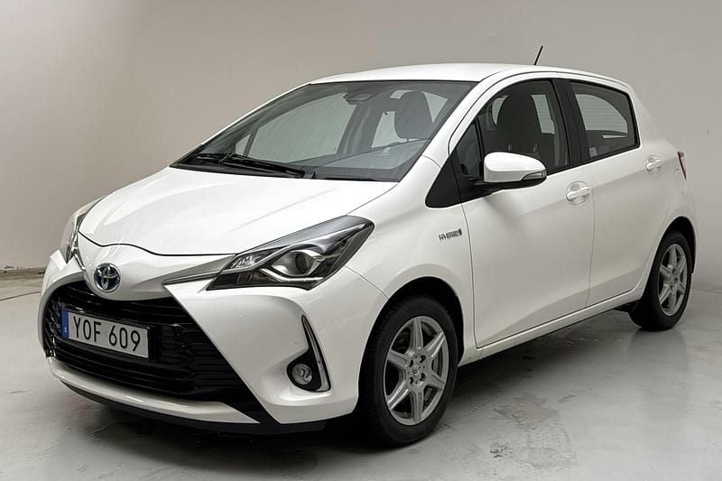 Vit Begagnad 2017 Toyota Yaris Active | 139 800 kr - Bild 1/4