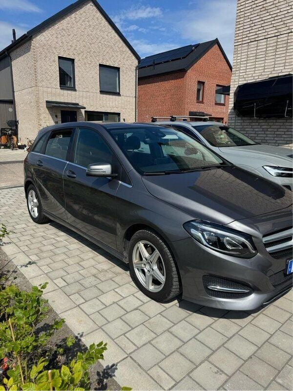 Grå Begagnad 2016 Mercedes B200 Minibuss | 149 000 kr (Marknadspris) - Bild 1/4