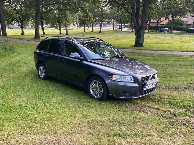 Grå Begagnad 2010 Volvo V50 Momentum Kombi | 30 000 kr (Superpris) - Bild 1/4