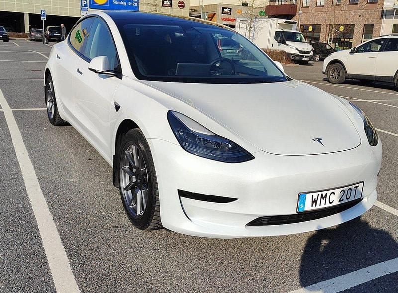 Vit Begagnad 2023 Tesla Model 3 Standard Range Sedan | 339 000 kr (Bra pris) - Bild 1/4