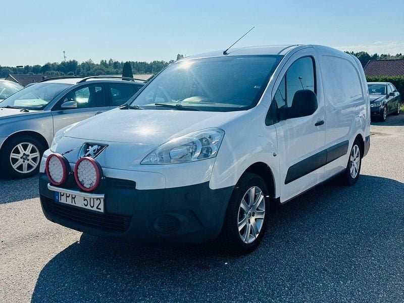 Vit Begagnad 2011 Peugeot Partner Minibuss | 39 900 kr (Marknadspris) - Bild 1/4