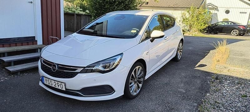 Vit Begagnad 2019 Opel Astra Dynamic Halvkombi | 179 000 kr (Marknadspris) - Bild 1/4